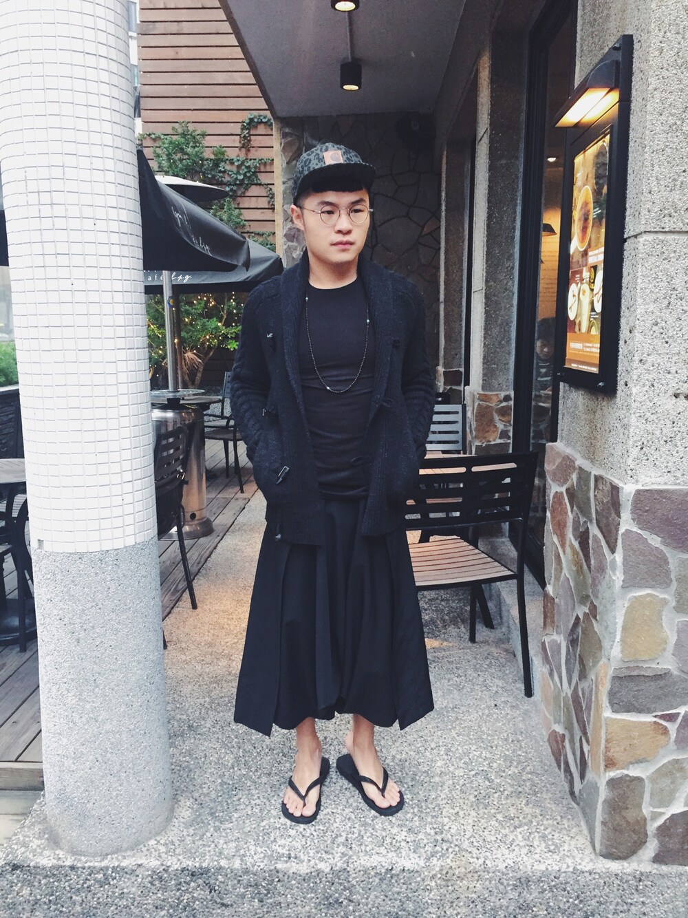 「ISSEY MIYAKE、carhartt」｜「ISSEY MIYAKEのアイテム（スラックス、ブラック系）」を使った、Stuart Kuoさん（メンズ・169cm）の春コーディネートの1枚目の写真