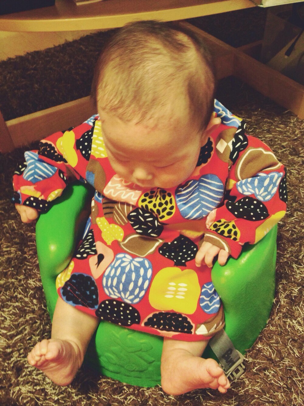 レッド系のTシャツ/カットソーを着用したキッズの春コーディネートの1枚目の写真