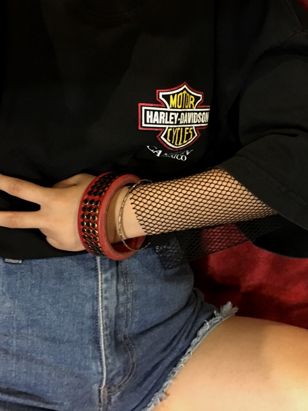 ブルー系のその他パンツ、ブラック系のTシャツ/カットソー、ブラック系のシャツ/ブラウスを着用したレディースの夏コーディネートの1枚目の写真