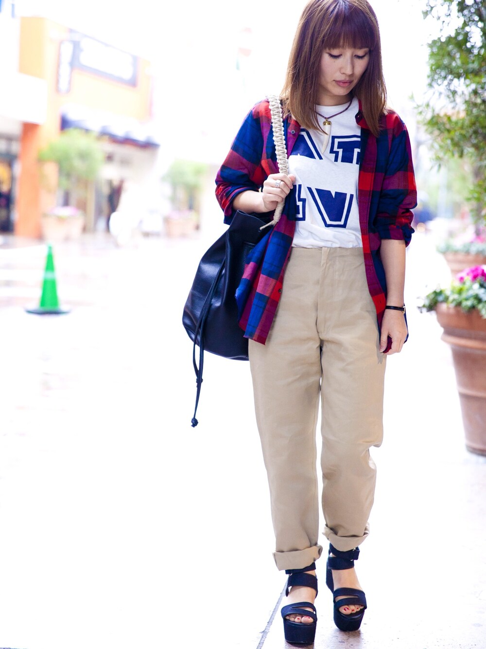 ホワイト系のTシャツ/カットソー、レッド系のシャツ/ブラウス、ベージュ系のチノパンツを着用したレディースの春コーディネートの1枚目の写真