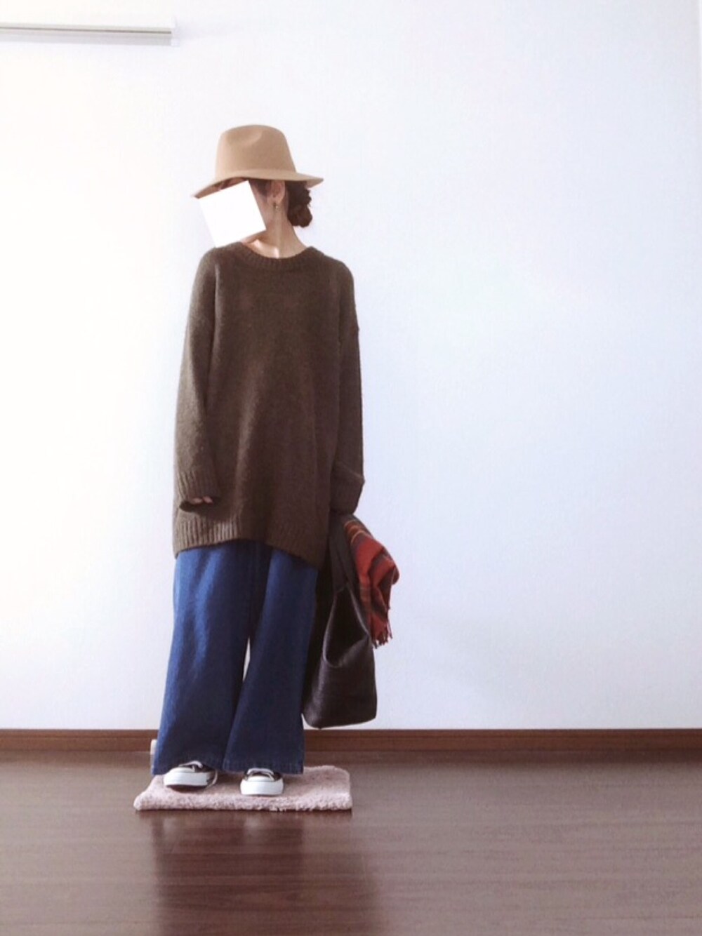 「ニット、ゆったりコーデ、ワイドパンツ、デニムパンツ、ハット、コンバース、スニーカー、チェックストール」｜「HeatherのフェルトツバヒロHAT2　706331（ハット、ブラウン系）」を使った、tamoさん（レディース・158cm）の秋コーディネートの1枚目の写真