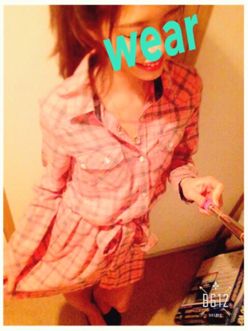 ピンク系のシャツワンピースを着用したレディースの春コーディネートの1枚目の写真