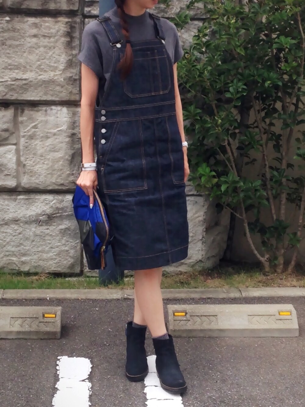 「サロペット」｜「Drawerのアイテム（サロペット/オーバーオール、ブルー系）」を使った、mayaさん（レディース・170cm）の秋コーディネートの1枚目の写真