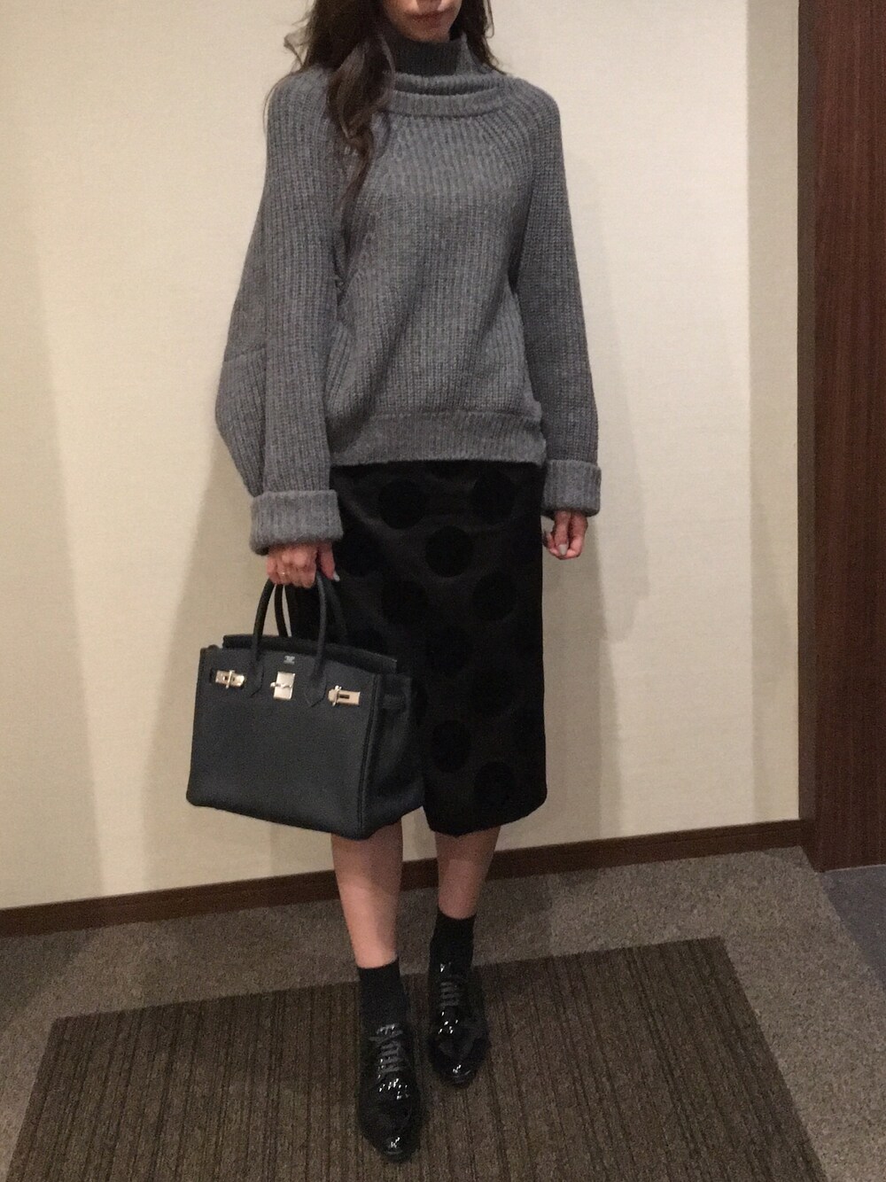 「ドット、バーキン」｜「TOGA PULLAのTOGA PULLA リブニットプルオーバー（ニット/セーター、グレー系）」を使った、mayaさん（レディース・170cm）の秋コーディネートの1枚目の写真