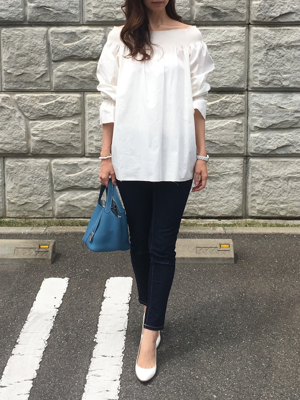 「オフショル、デニム、白、ブルー、ピコタン」｜「MM6 Maison Margielaのアイテム（シャツ/ブラウス、ホワイト系）」を使った、mayaさん（レディース・170cm）の春コーディネートの1枚目の写真