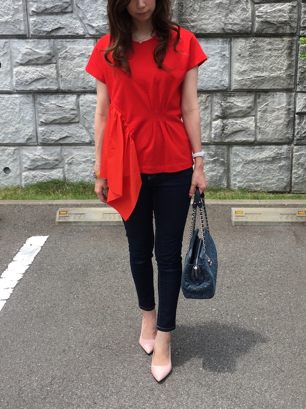 「赤、フリル、スウェット、デニム」｜「DRIES VAN NOTENのアイテム（Tシャツ/カットソー、レッド系）」を使った、mayaさん（レディース・170cm）の春コーディネートの1枚目の写真