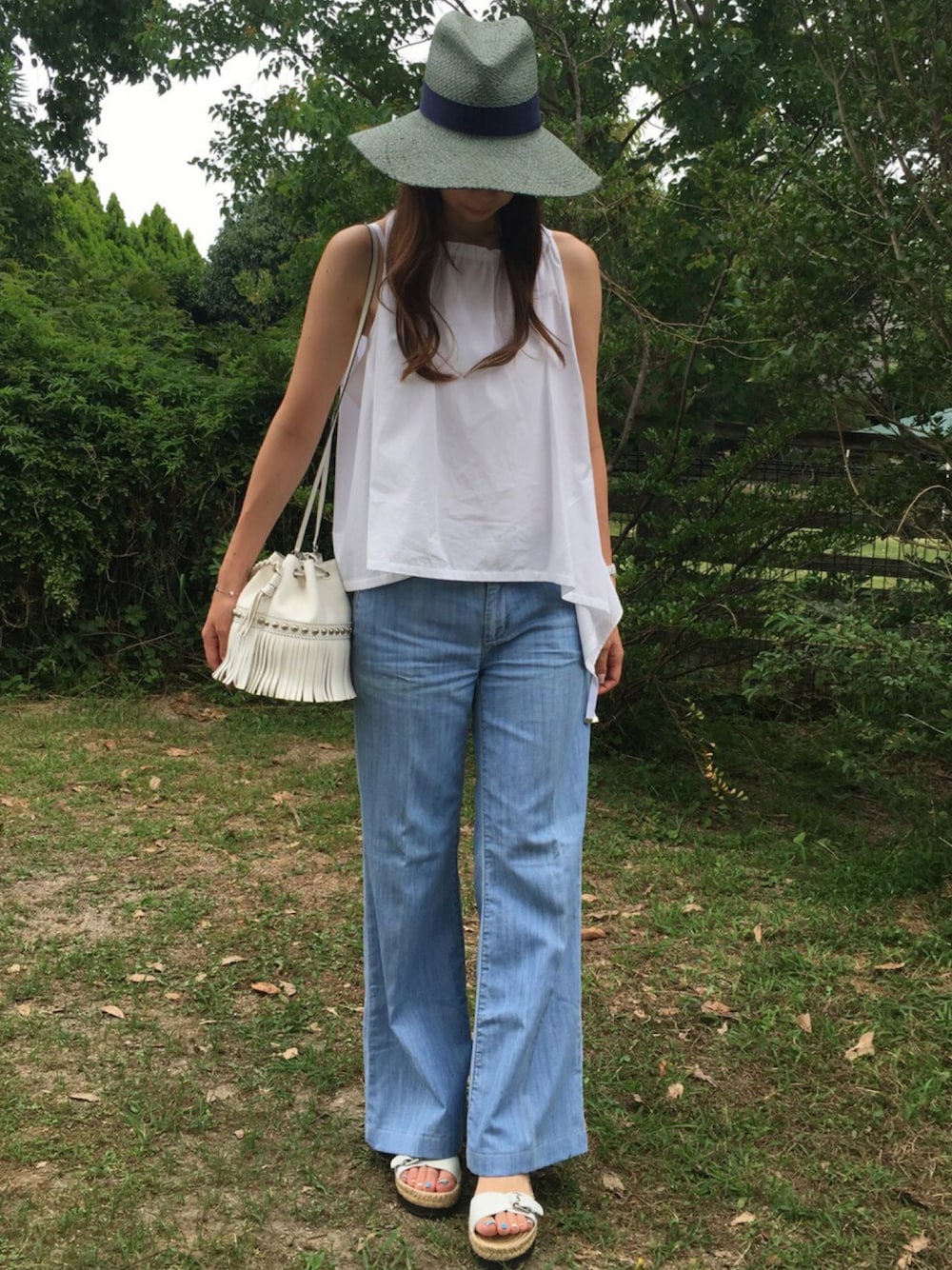 「夏、デニム、ホワイト、ハット、フリンジバッグ」｜「LOLAのアイテム（ハット、グリーン系）」を使った、mayaさん（レディース・170cm）の夏コーディネートの1枚目の写真