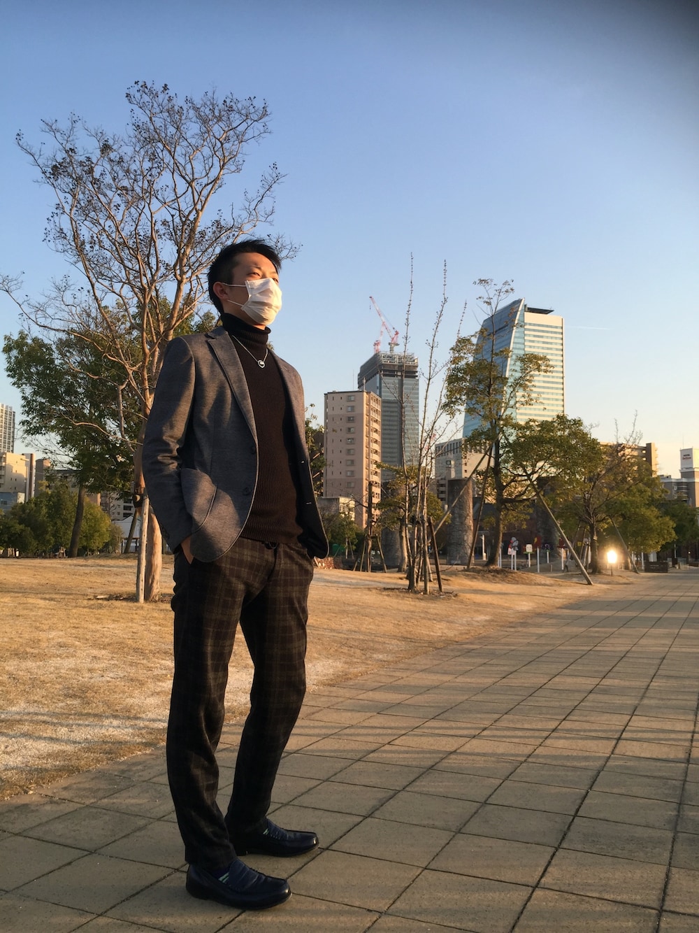 「タートルネックニット、ジャケット、カラーパンツ、チエックパンツ、ローファー、グローバルワーク(GLOBAL WORK)」｜「GUのアイテム（ニット/セーター、ブラック系）」を使った、しずやさん（メンズ・174cm）の春コーディネートの1枚目の写真