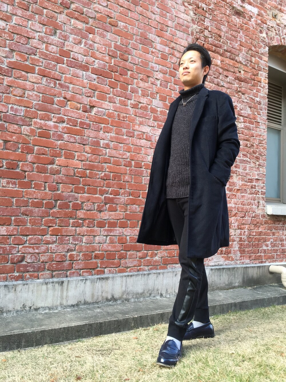 「ニット、トレンチコート、デッキシューズ、スウェットパンツ」｜「GUのアイテム（トレンチコート、その他）」を使った、しずやさん（メンズ・173cm）の冬コーディネートの1枚目の写真