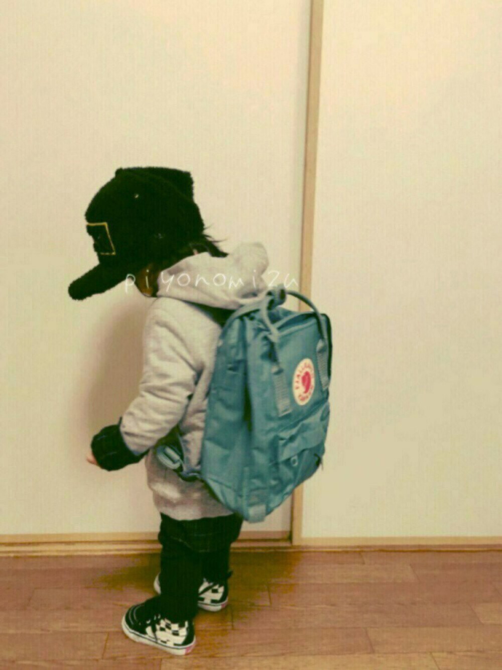 グレー系のスウェット、グリーン系のシャツ/ブラウス、グリーン系のバックパック/リュックを着用したキッズの冬コーディネートの1枚目の写真