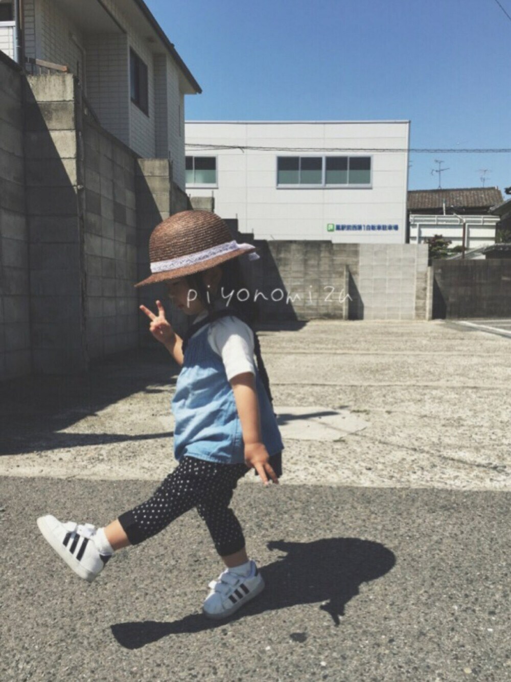 ホワイト系のTシャツ/カットソー、ブルー系のキャミソール、ブラック系のその他パンツを着用したキッズの春コーディネートの1枚目の写真