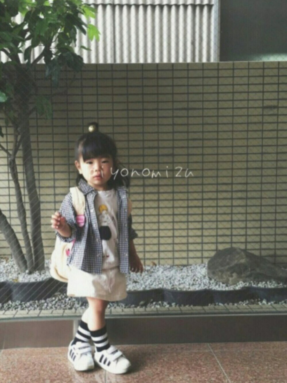 ホワイト系のTシャツ/カットソー、ホワイト系のその他パンツ、ブラック系のシャツ/ブラウスを着用したキッズの春コーディネートの1枚目の写真