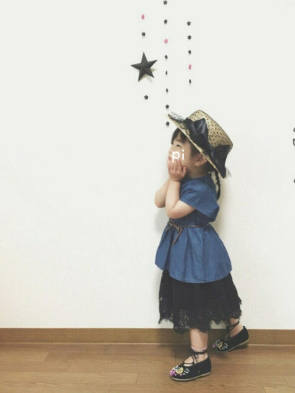 ブルー系のシャツ/ブラウス、ブラック系のスカート、ベージュ系のハットを着用したキッズの春コーディネートの1枚目の写真