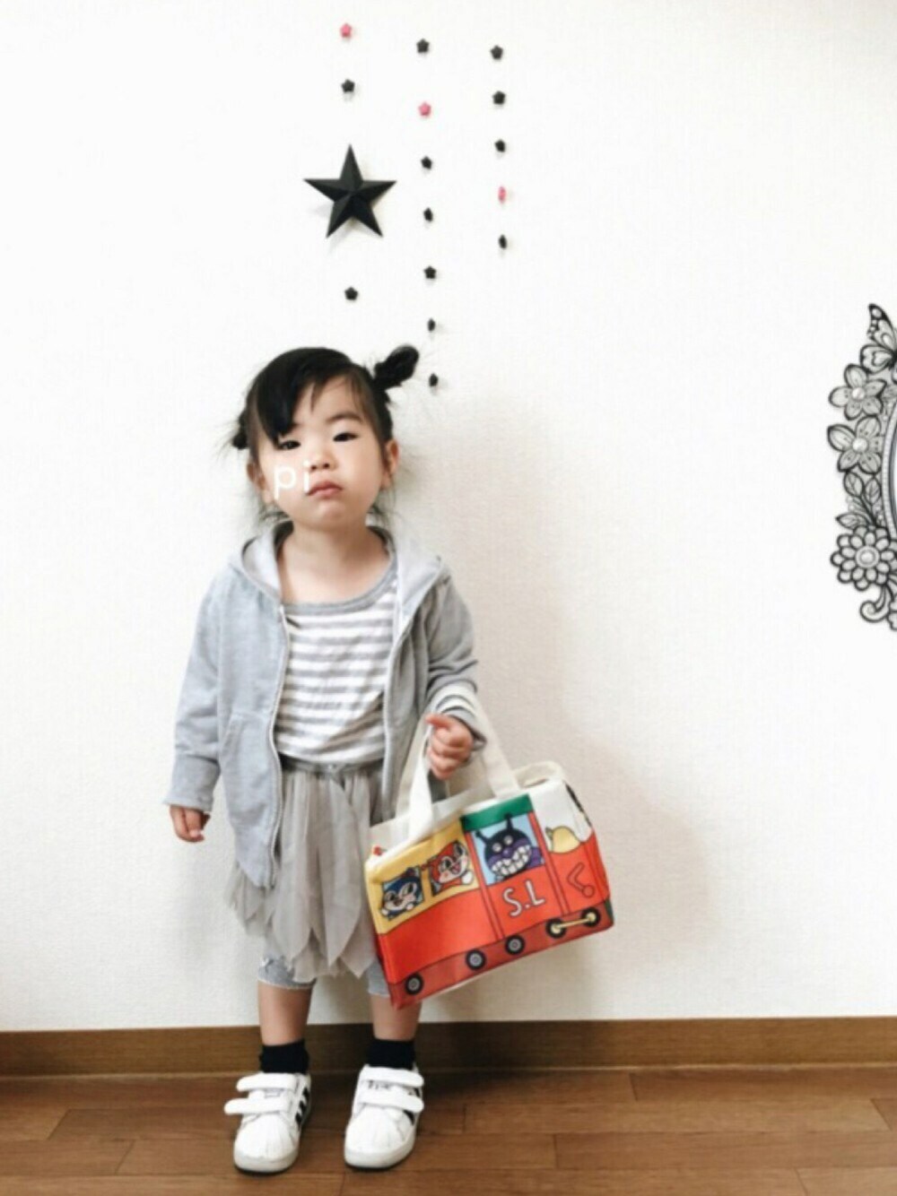 「ドラフトKO、KOE、ワントーンコーデ、グレー、シンプルコーデ、スニーカー、モノトーン、ツインお団子、お団子ヘアー、プチプラバーズ✌︎」｜「しまむらのアイテム（Tシャツ/カットソー、グレー系）」を使った、piyonomizuさん（キッズ・80cm）の夏コーディネートの1枚目の写真