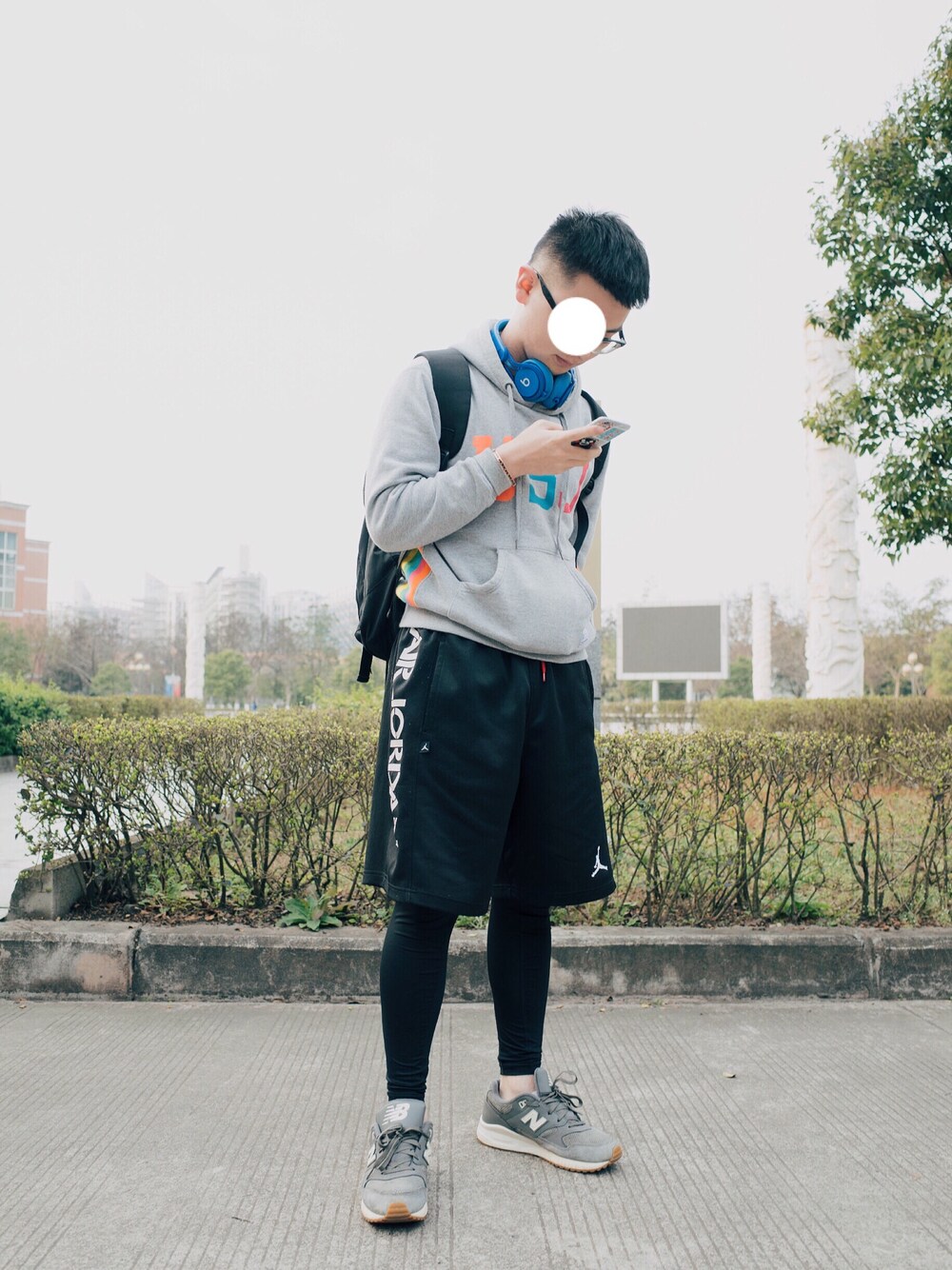 「AIR JORDANのアイテム（カーゴパンツ、ブラック系）」を使った、TuzHungさん（メンズ・172cm）の春コーディネートの1枚目の写真