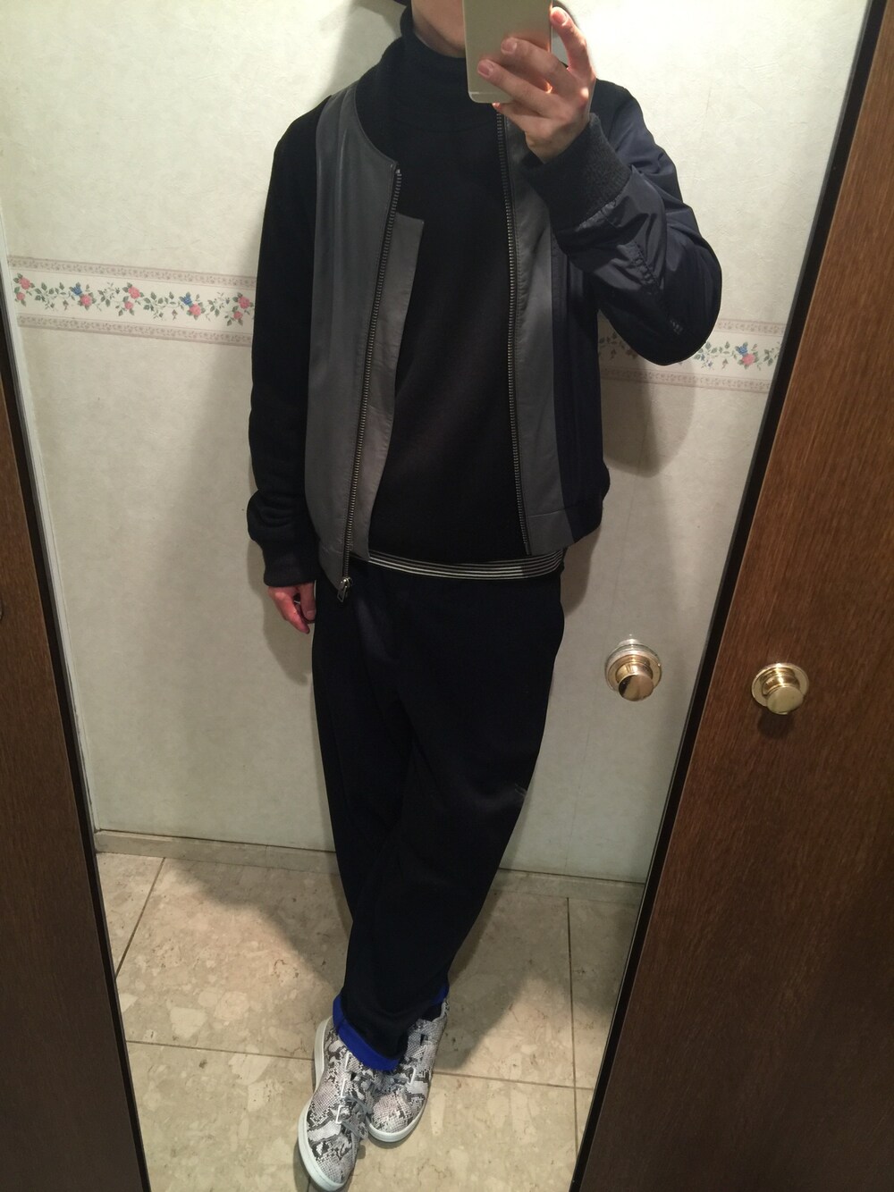 「factotum、adidas、TOGA、Christopher Shannon、美容師、ブラック、古着、古着MIX、スニーカー」｜「FACTOTUMのアイテム（スウェット、ブラック系）」を使った、ゆーさんさん（メンズ・175cm）の秋コーディネートの1枚目の写真