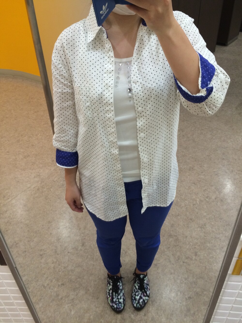 ホワイト系のシャツ/ブラウス、その他のスニーカーを着用したレディースの春コーディネートの1枚目の写真