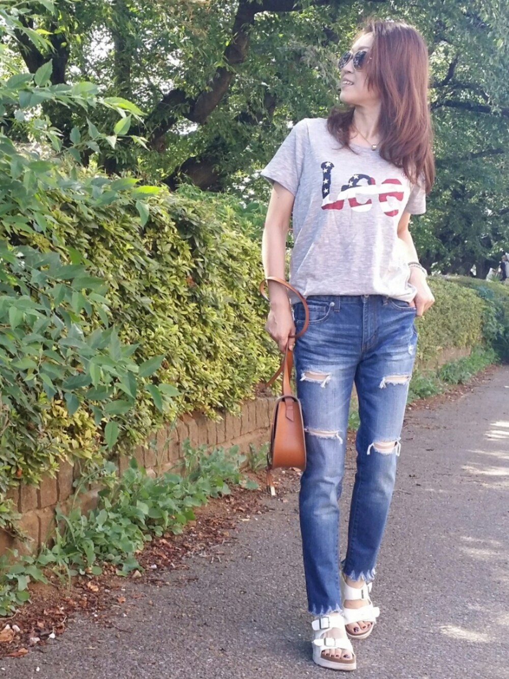 「カジュアルコーデ、ラフ、シンプル、ダメージデニムパンツ、ロゴT、デニム、GU、LEE」｜「Leeの【LEE】ロゴプリントTシャツ（Tシャツ/カットソー、グレー系）」を使った、&りっちさん（レディース・154cm）の秋コーディネートの1枚目の写真