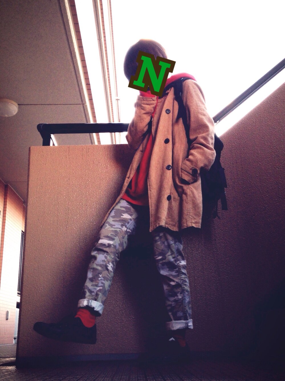 レッド系のパーカー、ベージュ系のその他アウター、ブラック系のスニーカーを着用したレディースの秋コーディネートの1枚目の写真