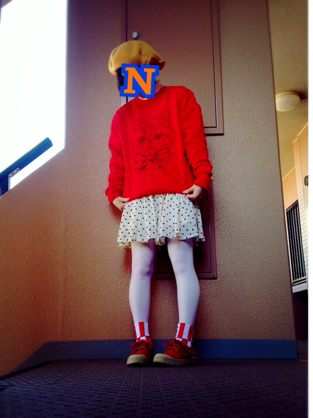 レッド系のスウェット、レッド系のスニーカー、その他のトップスを着用したレディースの冬コーディネートの1枚目の写真