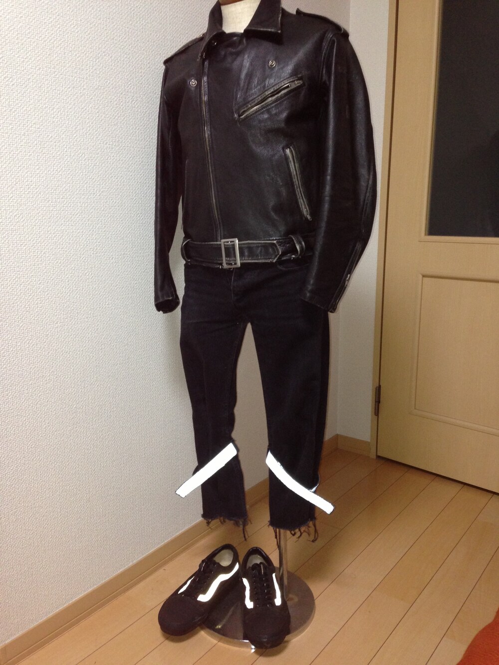 ブラック系のその他トップス、ホワイト系のTシャツ/カットソー、ブラック系のその他パンツを着用したメンズの秋コーディネートの1枚目の写真