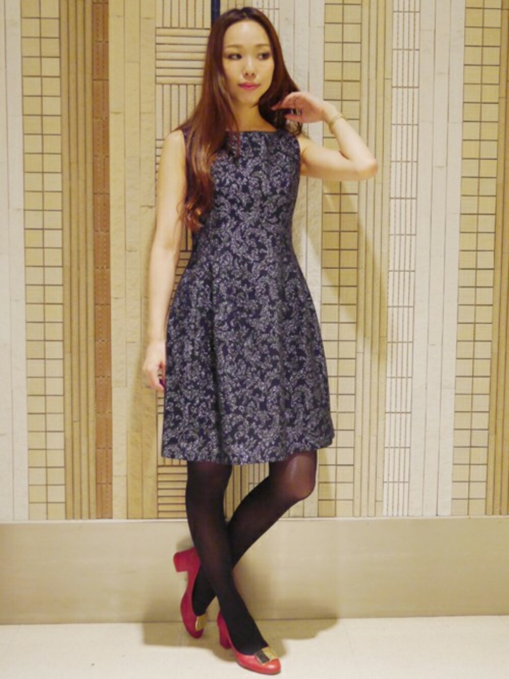 「ワンピース、パンプス、ジャカード、ネイビー、ラメ、結婚式、大人コーデ、オケージョン、BAILA、パンプス 赤」｜「Soareakのﾊﾞｯｸﾙﾊﾟﾝﾌﾟｽ（パンプス、レッド系）」を使った、Connyさん（レディース・163cm）の秋コーディネートの1枚目の写真