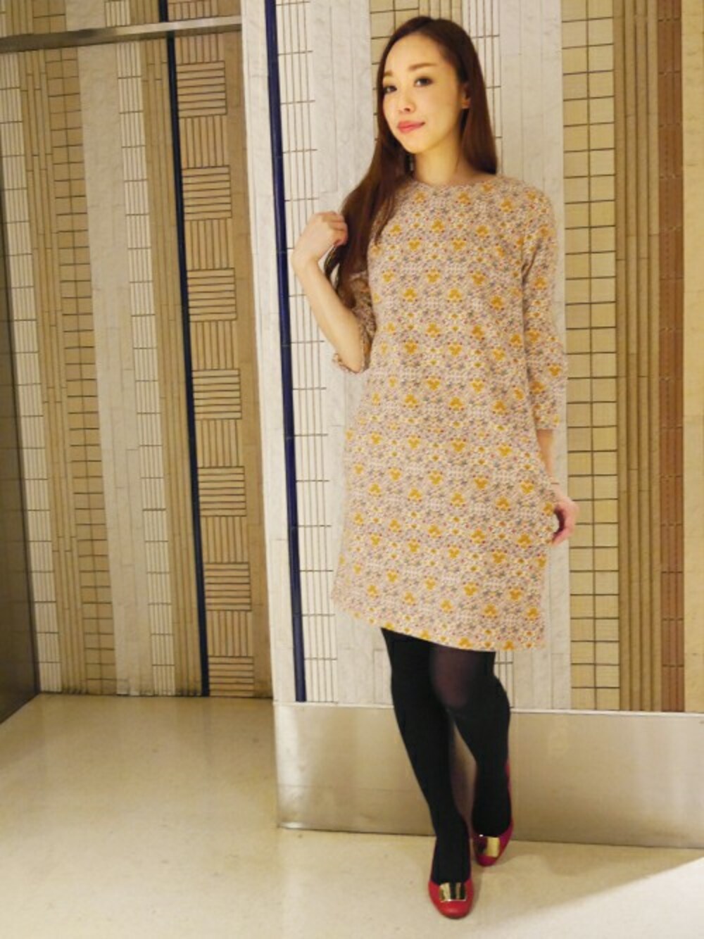 「パンプス、黒、赤、タイツ、大人コーデ、フェミニン、ベージュコーデ、メタリック、女の子、パンプス 赤」｜「Soareakのﾊﾞｯｸﾙﾊﾟﾝﾌﾟｽ（パンプス、レッド系）」を使った、Connyさん（レディース・163cm）の秋コーディネートの1枚目の写真