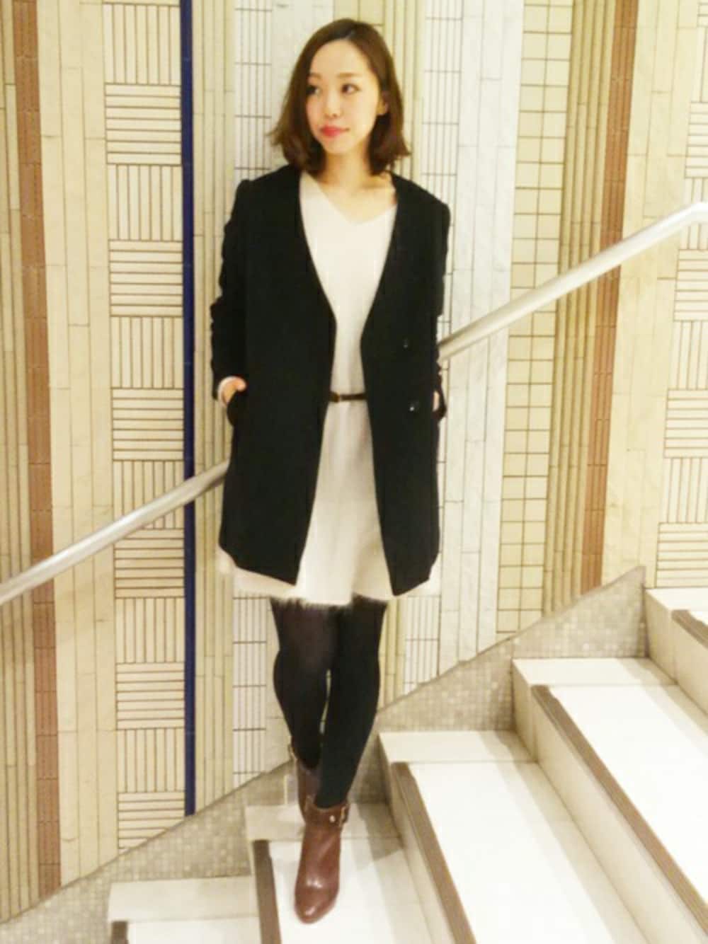 「ブーティ、ブラック、チェスターコート、ニットワンピース」｜「Soareakの【Marian】ﾍﾞﾙﾄｼｮｰﾄﾌﾞｰﾂ（ブーツ、ブラウン系）」を使った、Connyさん（レディース・163cm）の冬コーディネートの1枚目の写真