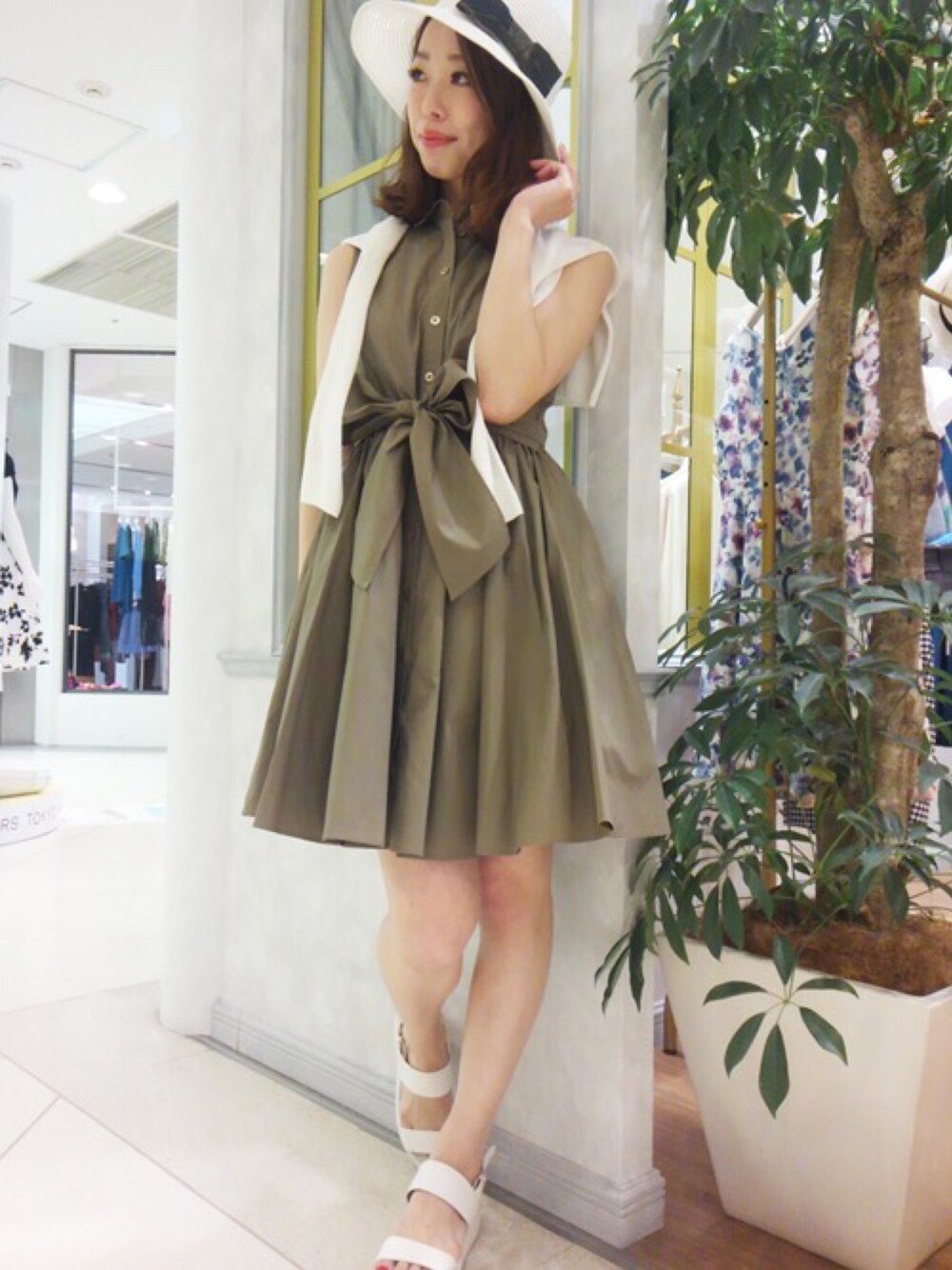 「シャツ、ワントーンコーデ、リボン、フラットシューズ、ハット、カーキ、シャツワンピ、white、ootd、肩掛けカーデ」｜「Soareakのﾌﾛﾝﾄﾘﾎﾞﾝﾉｰｽﾘｼｬﾂﾜﾝﾋﾟｰｽ（ワンピース、グリーン系）」を使った、Connyさん（レディース・163cm）の夏コーディネートの1枚目の写真