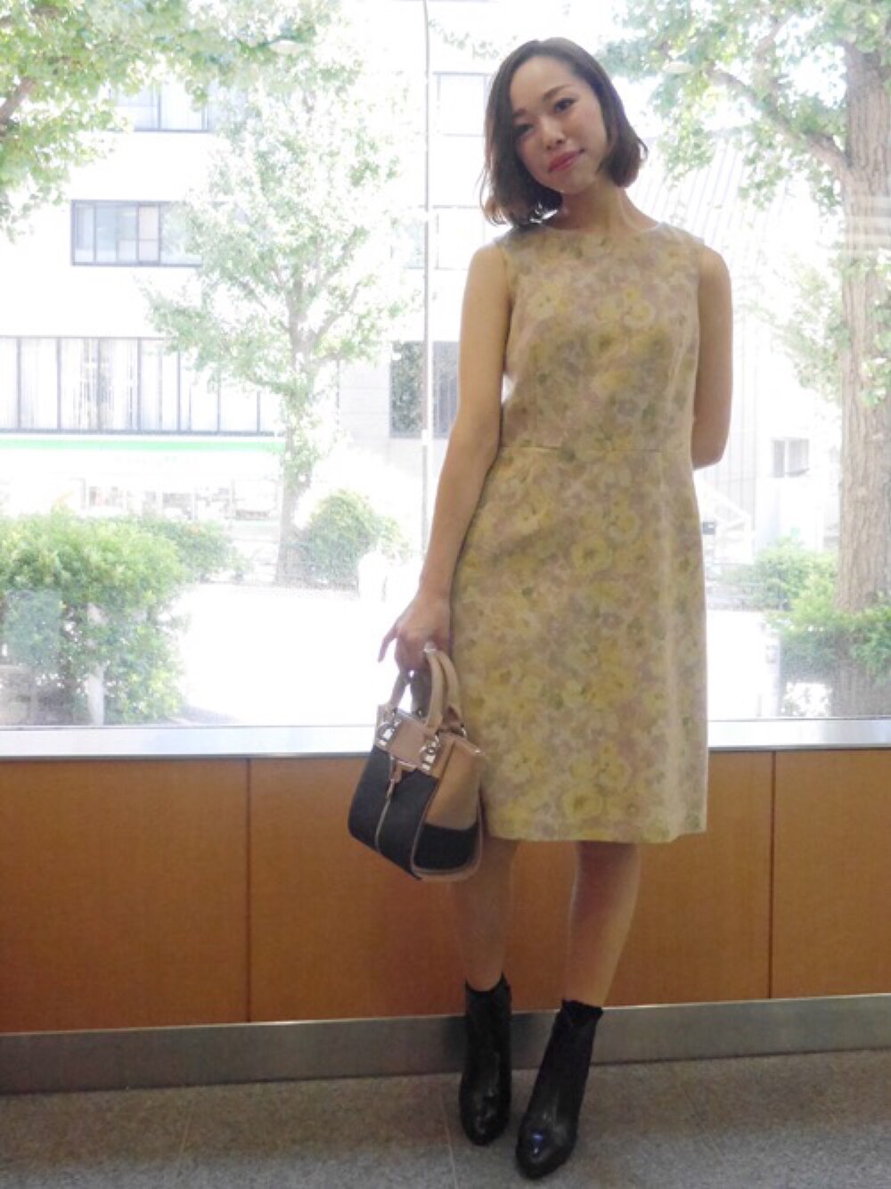「ワンピース、ブラック、ピンク、ハンドバッグ、花柄、ショートブーツ、秋色、デート、フェミニン、秋」｜「Soareakのﾆｰﾄﾞﾙﾊﾟﾝﾁﾌﾟﾘﾝﾄﾜﾝﾋﾟｰｽ（ワンピース、ピンク系）」を使った、Connyさん（レディース・163cm）の秋コーディネートの1枚目の写真