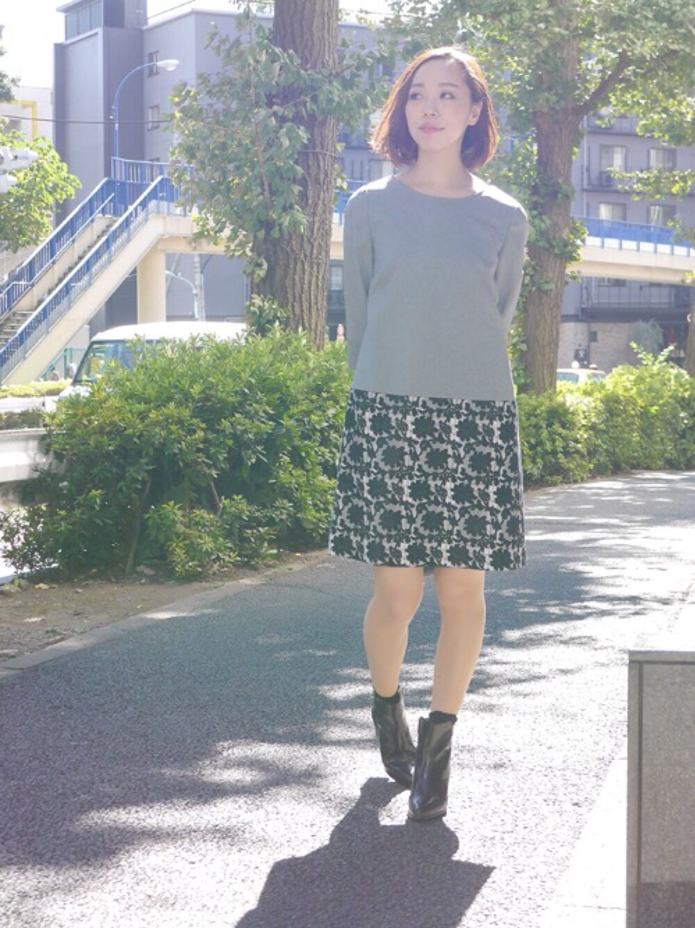 「チェック、ブラック、グレー、花柄、秋のコーデ、ショートブーツ、大人カジュアル、きれいめカジュアル、ootd、outfit」｜「Soareakのﾁｪｯｸｼﾞｬｶｰﾄﾞｷﾘｶｴｻｯｸﾜﾝﾋﾟｰｽ（ワンピース、グレー系）」を使った、Connyさん（レディース・163cm）の秋コーディネートの1枚目の写真