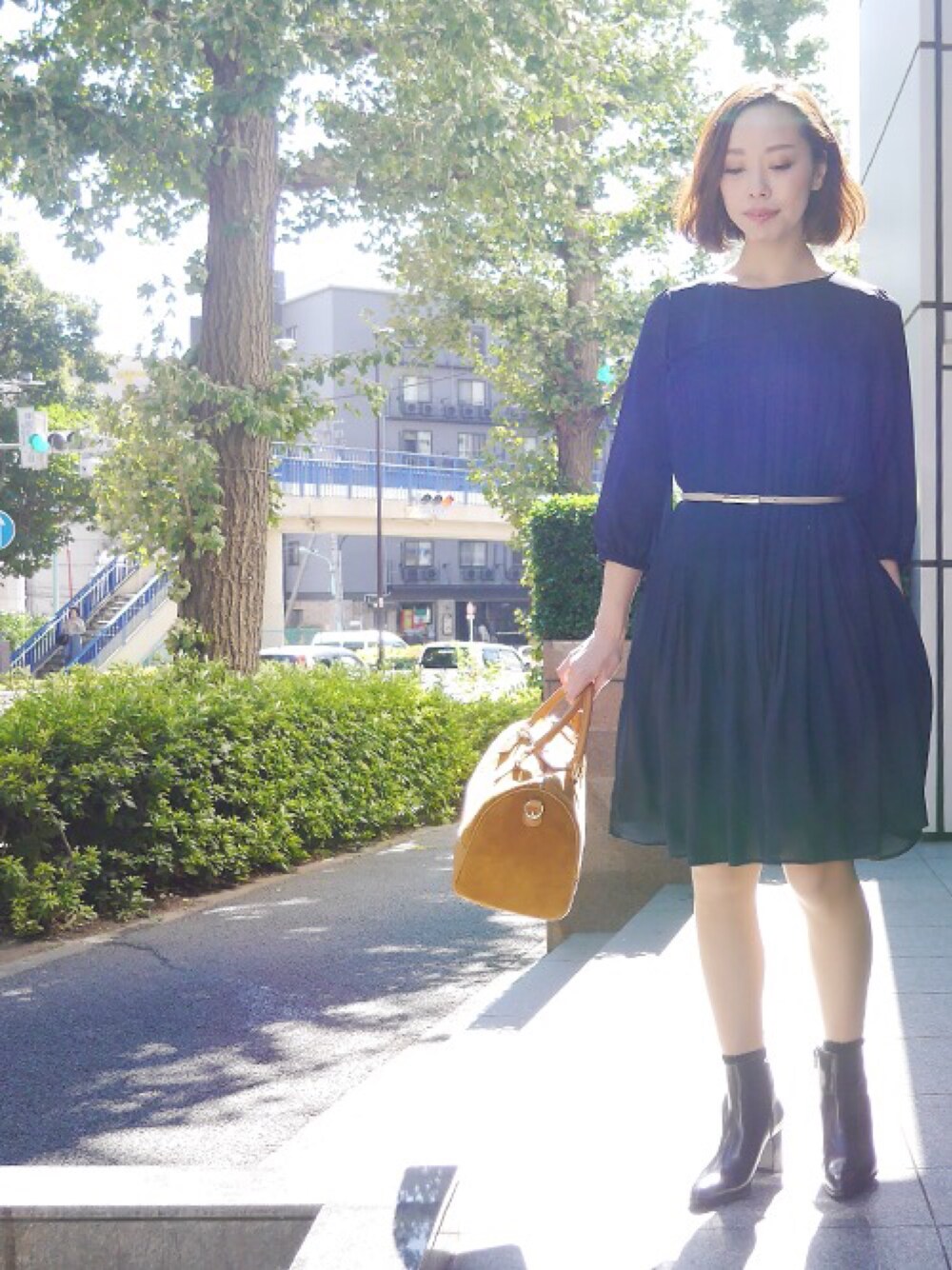「ワンピース、ネイビー、ショートブーツ、ヒール、キャメル、ベルト、大人コーデ、おでかけ、ボストンバッグ、プリーツ」｜「Soareakのﾍﾞﾙﾄﾂｷﾌﾟﾘｰﾂﾜﾝﾋﾟｰｽ（ワンピース、ブルー系）」を使った、Connyさん（レディース・163cm）の秋コーディネートの1枚目の写真