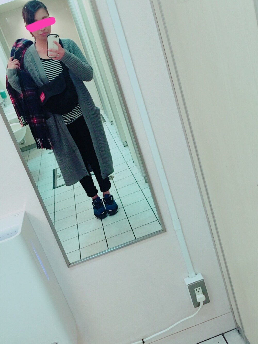 ブルー系のスニーカー、グレー系のその他アウター、ブラック系のその他パンツを着用したレディースの冬コーディネートの1枚目の写真