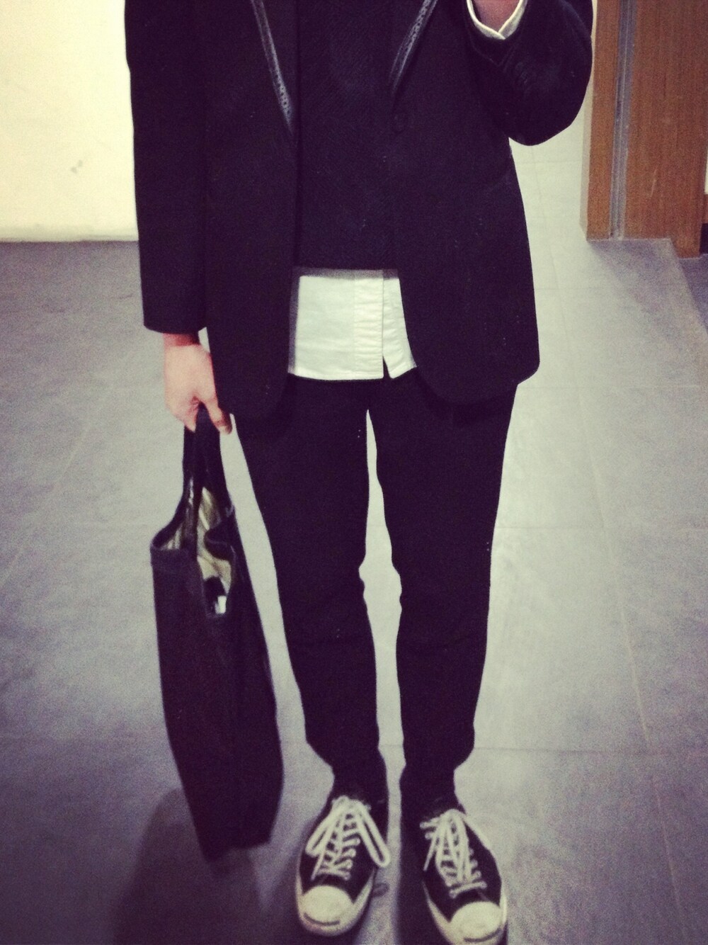 「White Mountaineering、NUMBER (N)INE、jack purcell」｜「NUMBER (N)INEの1Bタキシードジャケット（テーラードジャケット、ブラック系）」を使った、parkyiseopさん（メンズ・179cm）の夏コーディネートの1枚目の写真