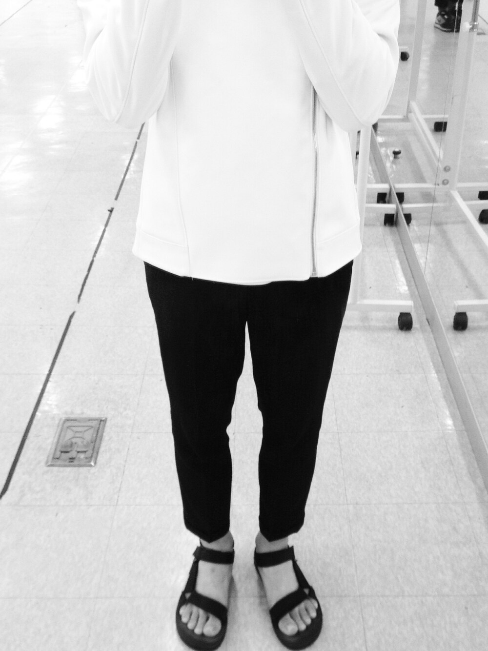 「black、white、black and white、teva」｜「KRIS VAN ASSCHEのTROUSERS（その他パンツ、ブラック系）」を使った、parkyiseopさん（メンズ・179cm）の夏コーディネートの1枚目の写真