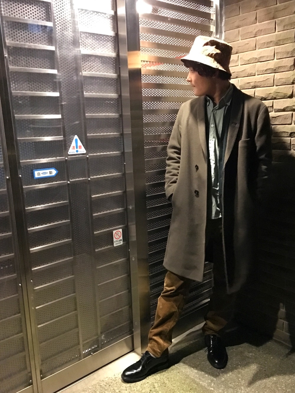 「学生、大人の休日スタイル、バケットハット」｜「KANGOLのKANGOL BUCKET HAT CORK PAINT（ハット、ブラウン系）」を使った、pyoooon78さん（メンズ・178cm）の冬コーディネートの1枚目の写真