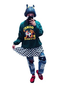 「トゥイーティー」｜「アイテム（スウェット）」を使った、サーモンゆりーかのお城さん（レディース・162cm）の春コーディネート