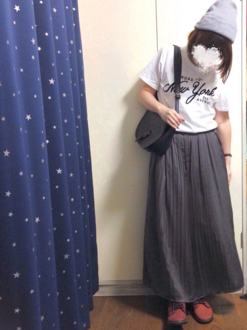「モードストリート、カジュアル、オトナカジュアル、シンプル、秋のコーデ、ニット帽、スニーカー、白Tシャツ、プリーツスカート、プリーツスカーチョ」｜「ikkaのBB NYフロッキープリントTシャツ（Tシャツ/カットソー、ホワイト系）」を使った、ajiさん（レディース・153cm）の夏コーディネートの1枚目の写真