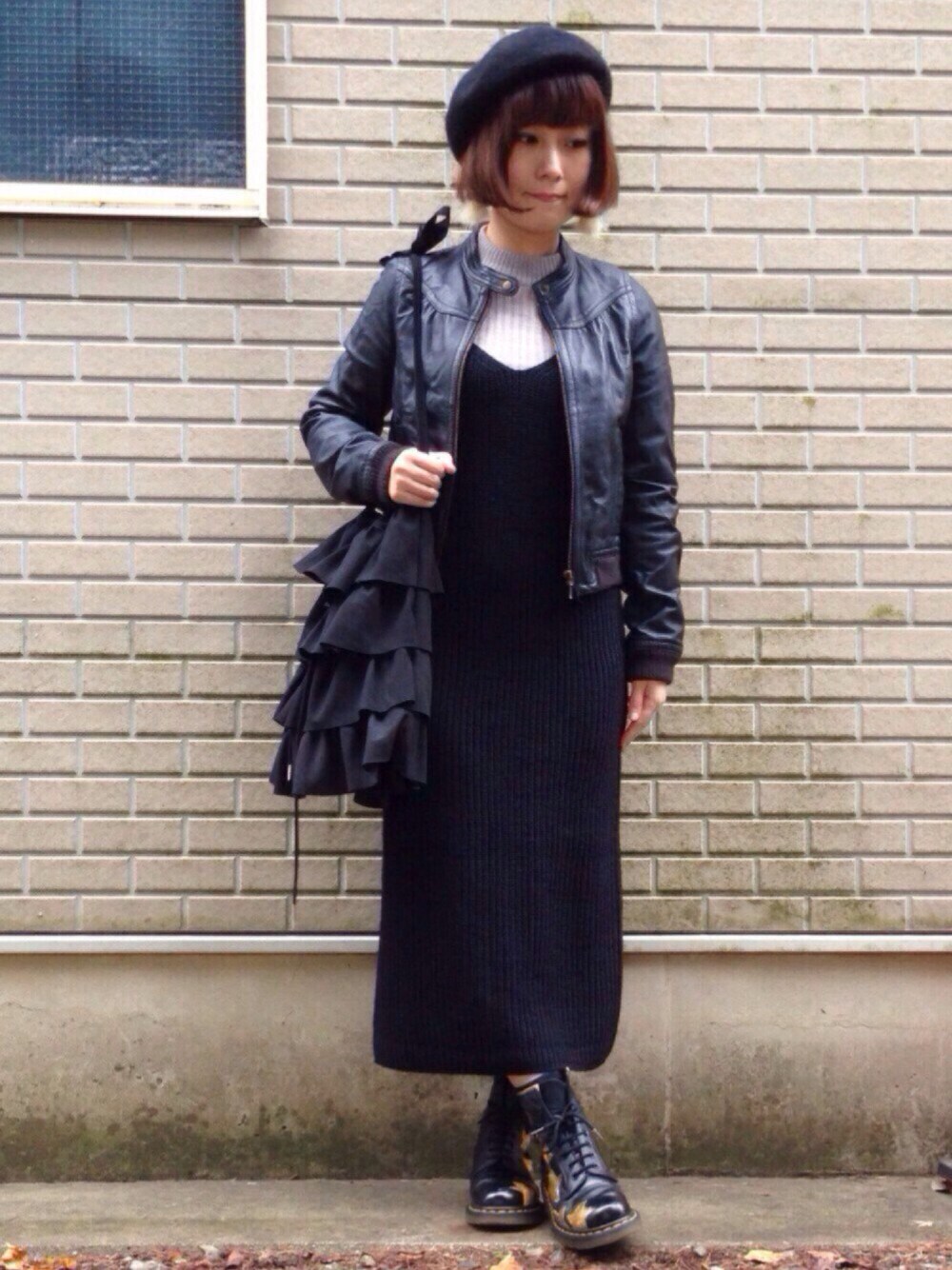 「MONOTONEcoordinatorBATON、モノトーン、黒、ライダース、リブニット、ニットワンピース、フリルトート、ベレー帽、ベレ女、Dr.Martens」｜「ikkaのバスクベレー帽（ハンチング/ベレー帽、ブラック系）」を使った、ajiさん（レディース・153cm）の秋コーディネートの1枚目の写真
