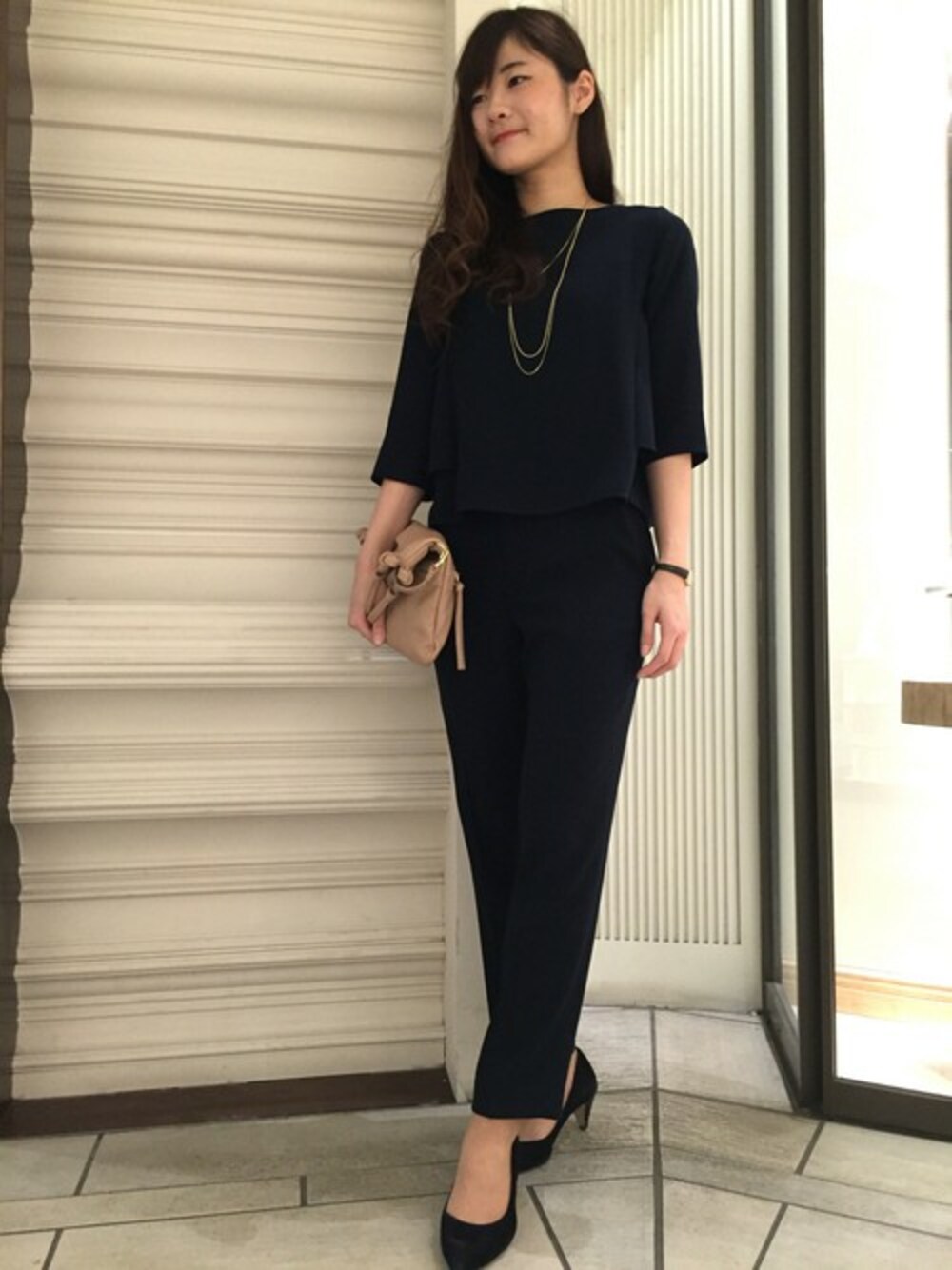 ブルー系のシャツ/ブラウス、ブルー系のその他パンツを着用したレディースの春コーディネートの1枚目の写真