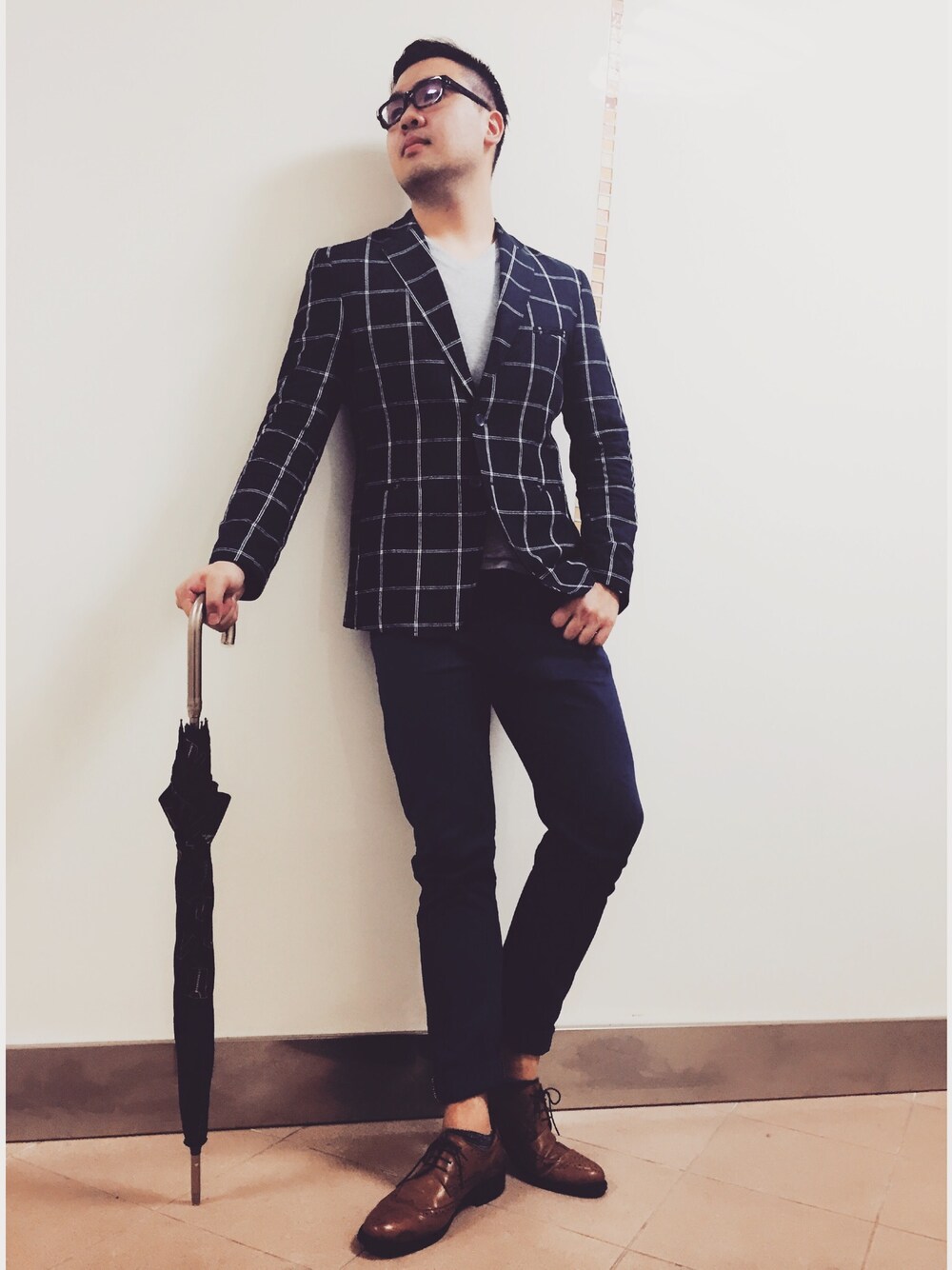 「UNIQLOのアイテム（Tシャツ/カットソー、グレー系）」を使った、Kevin Raynorさん（メンズ・180cm）の春コーディネートの1枚目の写真