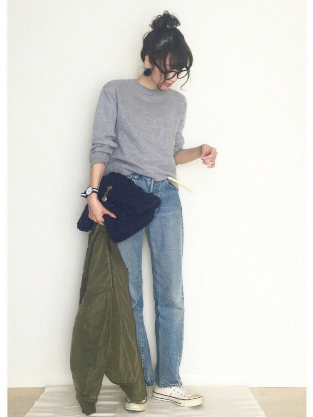 「秋コーデ、秋、outfit、休日スタイル、ファー、シンプルコーデ、GU、古着、MA-1、おだんごヘアー」｜「Handmadeのアイテム（ピアス（両耳用）、ブルー系）」を使った、micoronさん（レディース・167cm）の秋コーディネートの1枚目の写真