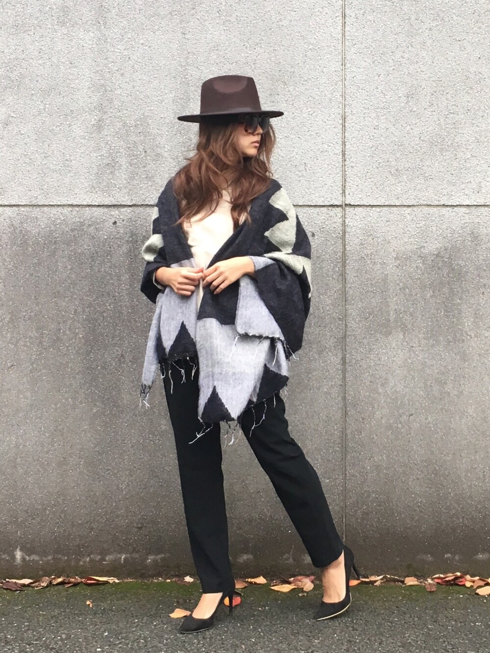 「秋冬、シンプル、シンプルコーデ、ザラ、ZARA、ハット、柄、ドルマン、ENORM」｜「URBAN RESEARCHのアイテム（ストール/ショール、グレー系）」を使った、Erico Kimuraさん（レディース・166cm）の秋コーディネートの1枚目の写真