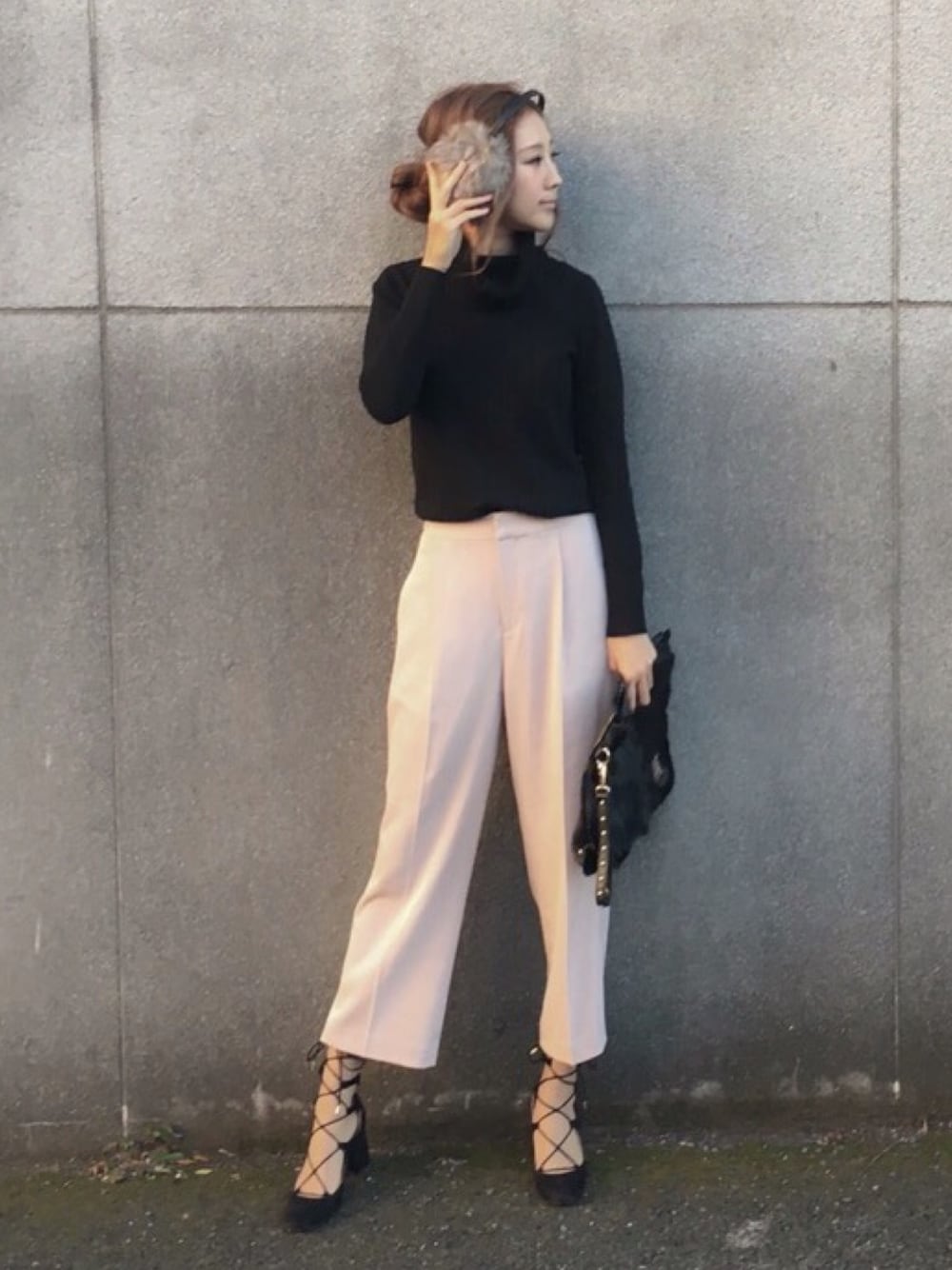 「ユニクロ、UNIQLO、ユニジョ、春、ワイドパンツ、ニット、イヤーマフ、ザラ、ザラジョ」｜「UNIQLOのアイテム（イヤーマフ、ベージュ系）」を使った、Erico Kimuraさん（レディース・166cm）の冬コーディネートの1枚目の写真