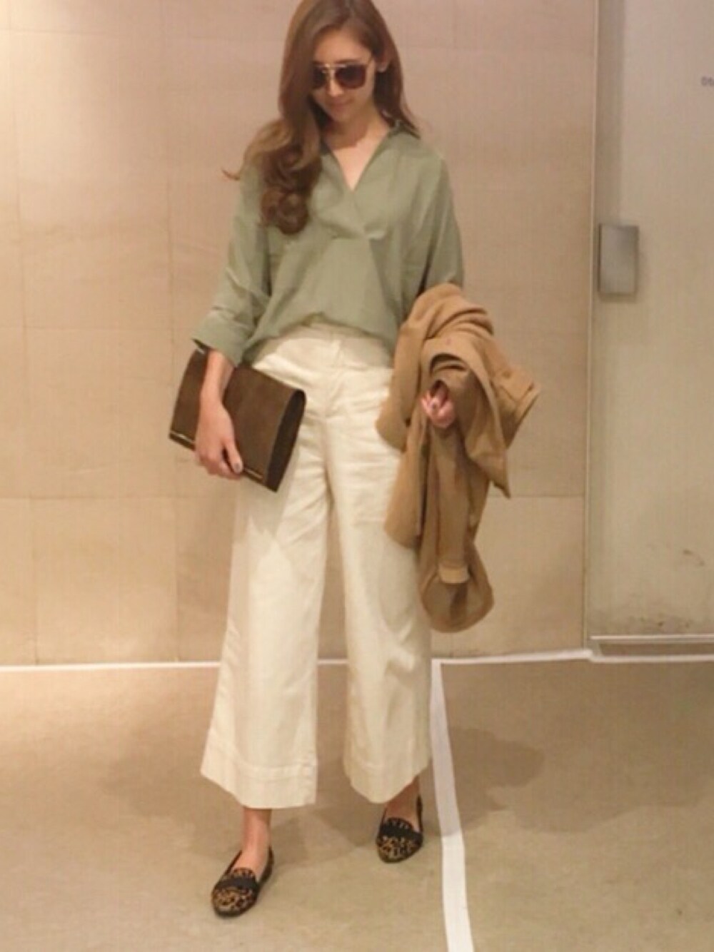 「アースカラー、シンプル、シンプルコーデ、ワイドパンツ、ザラ、ZARA、オトナカジュアル、休日スタイル、カーキ」｜「ENORMのアイテム（シャツ/ブラウス、グリーン系）」を使った、Erico Kimuraさん（レディース・166cm）の冬コーディネートの1枚目の写真