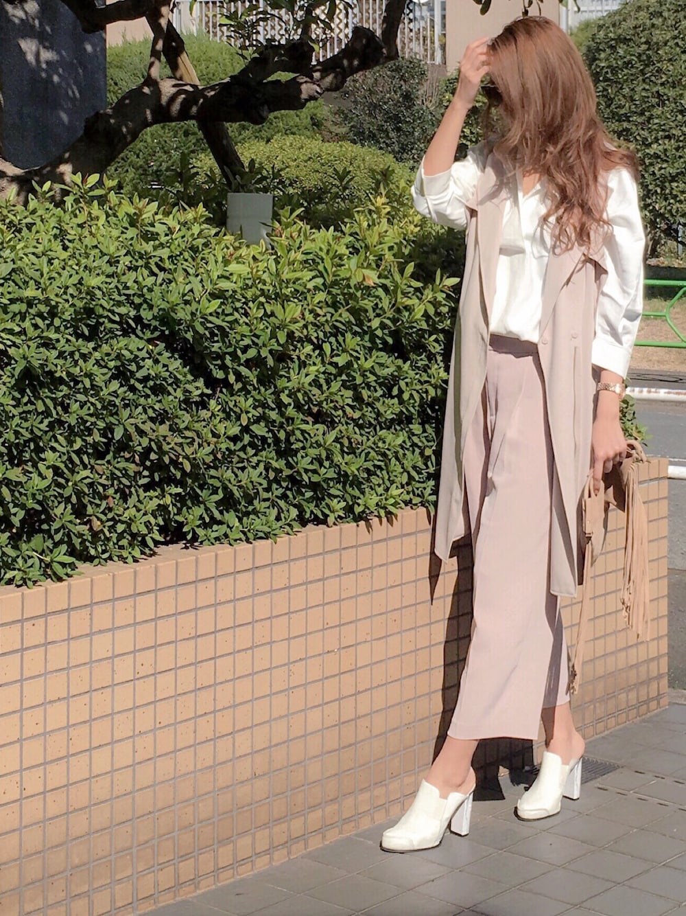 「ロングベスト、ベスト、ユニクロ、UNIQLO、シャツスタイル、ガウチョパンツ、きれいめカジュアル、シンプル、シンプルコーデ、outfit」｜「UNIQLOのアイテム（カーゴパンツ、ピンク系）」を使った、Erico Kimuraさん（レディース・166cm）の冬コーディネートの1枚目の写真