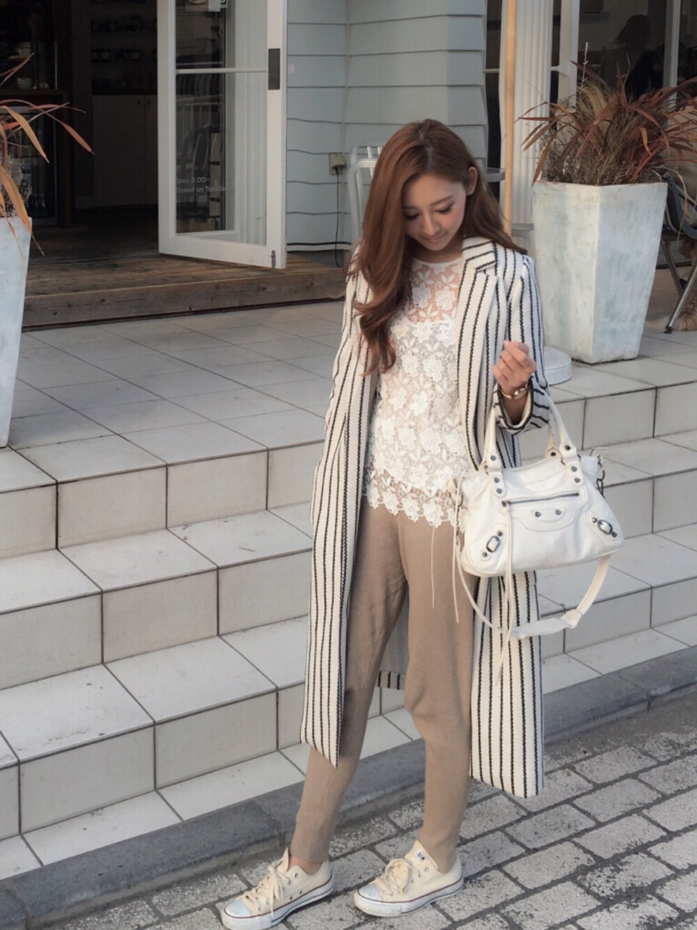 「ベージュ、コーディガン、ニットパンツ、ストライプ、スニーカー、スニーカーコーデ、ザラ、ZARA、レース、大人カジュアル」｜「ZARAのアイテム（その他トップス、ホワイト系）」を使った、Erico Kimuraさん（レディース・166cm）の冬コーディネートの1枚目の写真