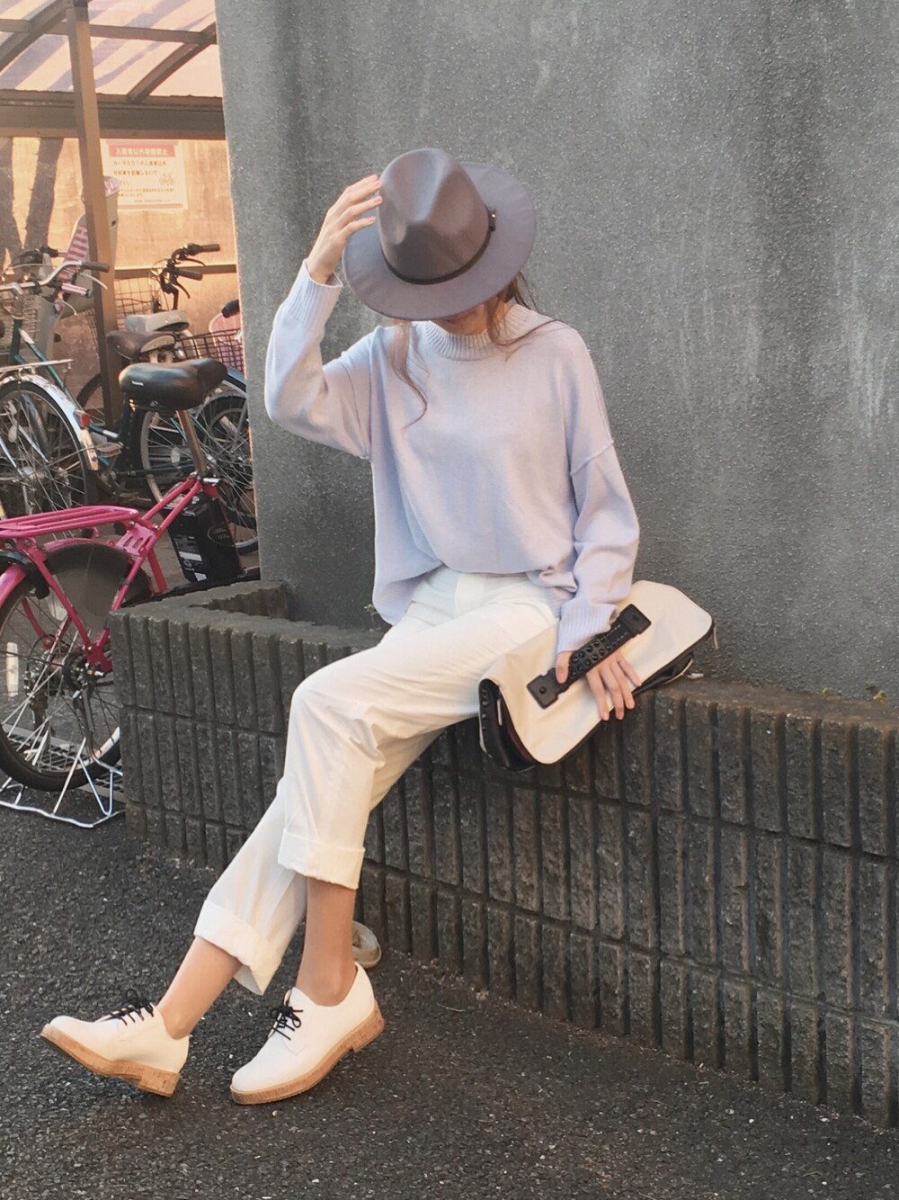 「ハット、ユニクロ、パンツスタイル、シンプル、ootd、UNIQLO、チノパン、ゆるコーデ、オトナカジュアル」｜「ENORMのアイテム（ハット、ブラック系）」を使った、Erico Kimuraさん（レディース・166cm）の冬コーディネートの1枚目の写真