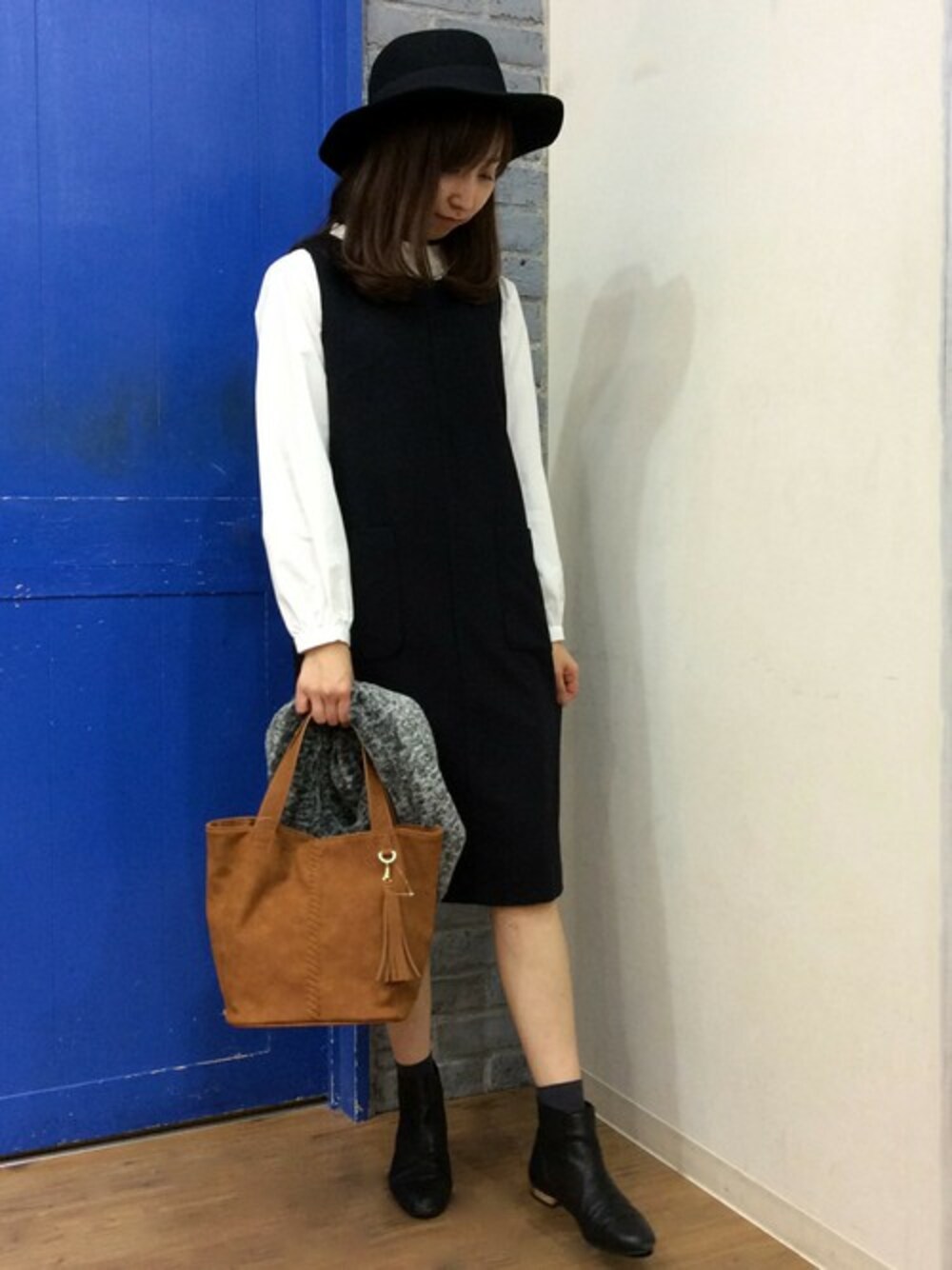 ホワイト系のシャツ/ブラウス、ブルー系のワンピース、ブラウン系のトートバッグを着用したレディースの冬コーディネートの1枚目の写真