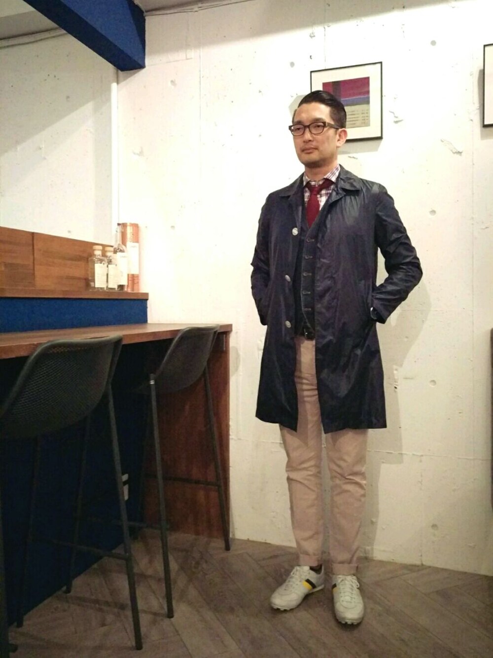 「春コーデ、カフェ、チェックシャツ、春、ベスト、チノパン、スニーカー、大人カジュアル、めがね、ネイビー」｜「JINSのウッド調眼鏡（ファッション雑貨、ブラウン系）」を使った、ＴＡＫＡ.Ｓさん（メンズ・181cm）の春コーディネートの1枚目の写真